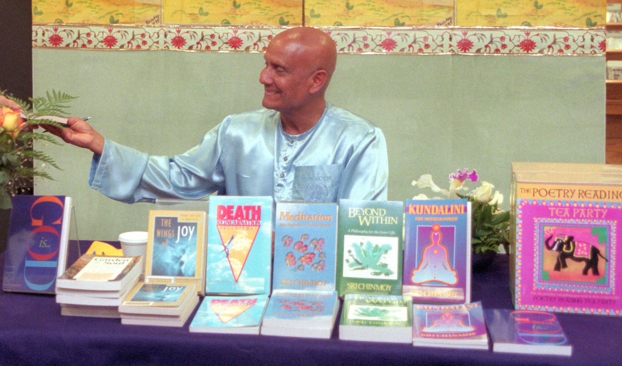 landscape-book-signing-sri-chinmoy-1997-10-14_p007-00000-50949-00_1997-10-14--11